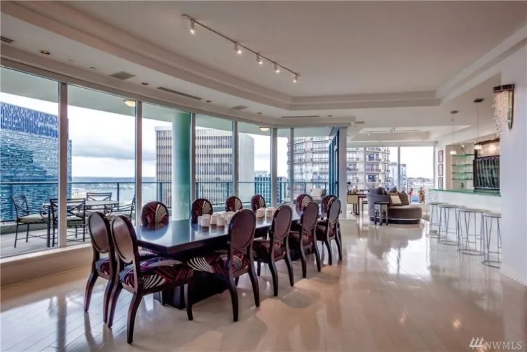Isti penthouse, koji je poslužio kao inspiracija E.L. Jamesinom opisu Greyevog penthousea u knjizi, možete dobiti za 8.8 milijuna dolara. Ima tri spavaće sobe, tri kupaonice te prekrasan pod i strop, ali i prozore koji vam nude najbolji pogled na Seattle.