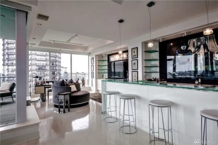 Isti penthouse, koji je poslužio kao inspiracija E.L. Jamesinom opisu Greyevog penthousea u knjizi, možete dobiti za 8.8 milijuna dolara. Ima tri spavaće sobe, tri kupaonice te prekrasan pod i strop, ali i prozore koji vam nude najbolji pogled na Seattle.