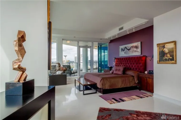 Isti penthouse, koji je poslužio kao inspiracija E.L. Jamesinom opisu Greyevog penthousea u knjizi, možete dobiti za 8.8 milijuna dolara. Ima tri spavaće sobe, tri kupaonice te prekrasan pod i strop, ali i prozore koji vam nude najbolji pogled na Seattle.