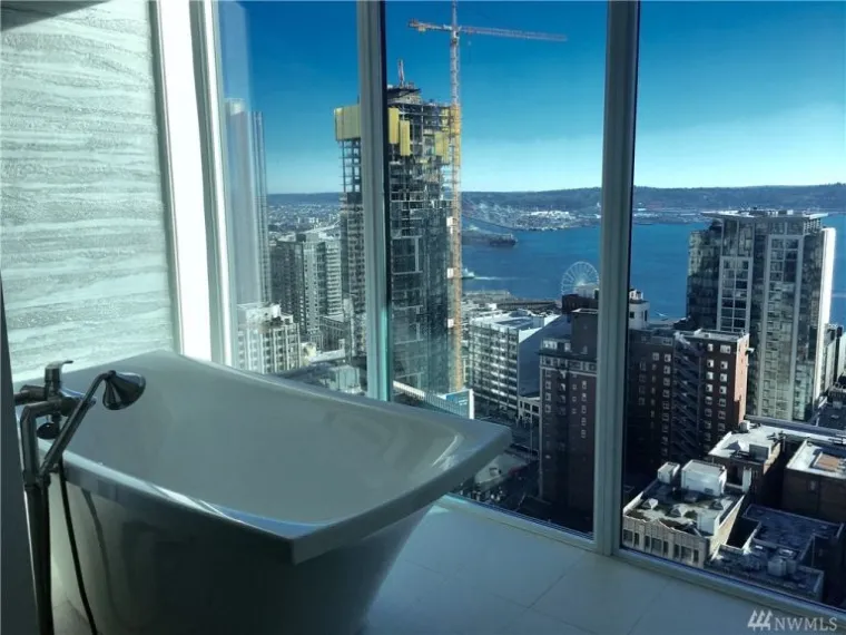 Isti penthouse, koji je poslužio kao inspiracija E.L. Jamesinom opisu Greyevog penthousea u knjizi, možete dobiti za 8.8 milijuna dolara. Ima tri spavaće sobe, tri kupaonice te prekrasan pod i strop, ali i prozore koji vam nude najbolji pogled na Seattle.