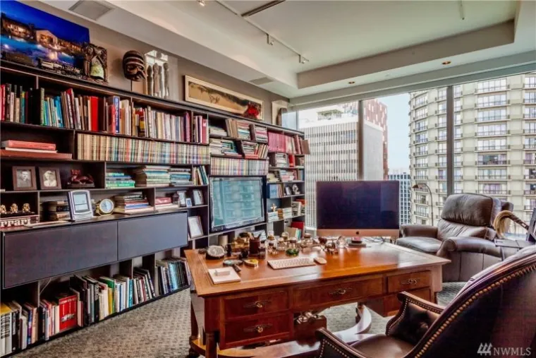 Isti penthouse, koji je poslužio kao inspiracija E.L. Jamesinom opisu Greyevog penthousea u knjizi, možete dobiti za 8.8 milijuna dolara. Ima tri spavaće sobe, tri kupaonice te prekrasan pod i strop, ali i prozore koji vam nude najbolji pogled na Seattle.