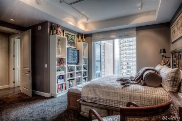Isti penthouse, koji je poslužio kao inspiracija E.L. Jamesinom opisu Greyevog penthousea u knjizi, možete dobiti za 8.8 milijuna dolara. Ima tri spavaće sobe, tri kupaonice te prekrasan pod i strop, ali i prozore koji vam nude najbolji pogled na Seattle.