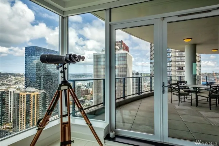 Isti penthouse, koji je poslužio kao inspiracija E.L. Jamesinom opisu Greyevog penthousea u knjizi, možete dobiti za 8.8 milijuna dolara. Ima tri spavaće sobe, tri kupaonice te prekrasan pod i strop, ali i prozore koji vam nude najbolji pogled na Seattle.