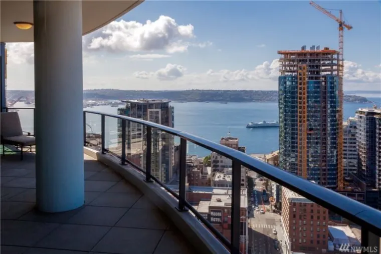 Isti penthouse, koji je poslužio kao inspiracija E.L. Jamesinom opisu Greyevog penthousea u knjizi, možete dobiti za 8.8 milijuna dolara. Ima tri spavaće sobe, tri kupaonice te prekrasan pod i strop, ali i prozore koji vam nude najbolji pogled na Seattle.