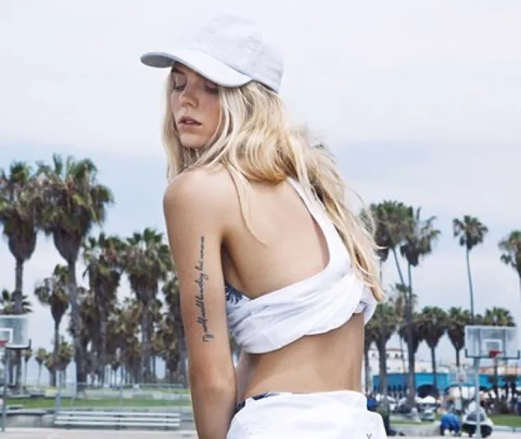 MOŽE LI ZANOSNA PLAVU&Scaron;A ZAVESTI I VAS? U rukavu ima mnogo poza, koja odgovara ba&scaron; vama?