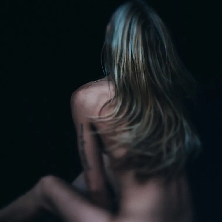 MOŽE LI ZANOSNA PLAVU&Scaron;A ZAVESTI I VAS? U rukavu ima mnogo poza, koja odgovara ba&scaron; vama?