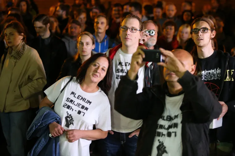 Dekan Filozofskog zaključao vrata fakulteta pa je plenum održan ispred zgrade