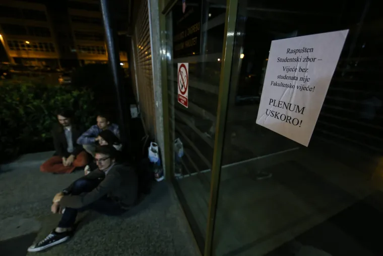 Dekan Filozofskog zaključao vrata fakulteta pa je plenum održan ispred zgrade