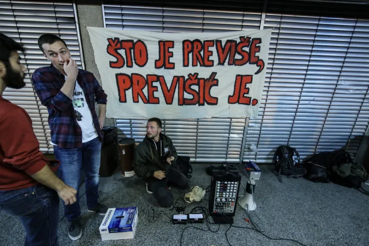 Dekan Filozofskog zaključao vrata fakulteta pa je plenum održan ispred zgrade