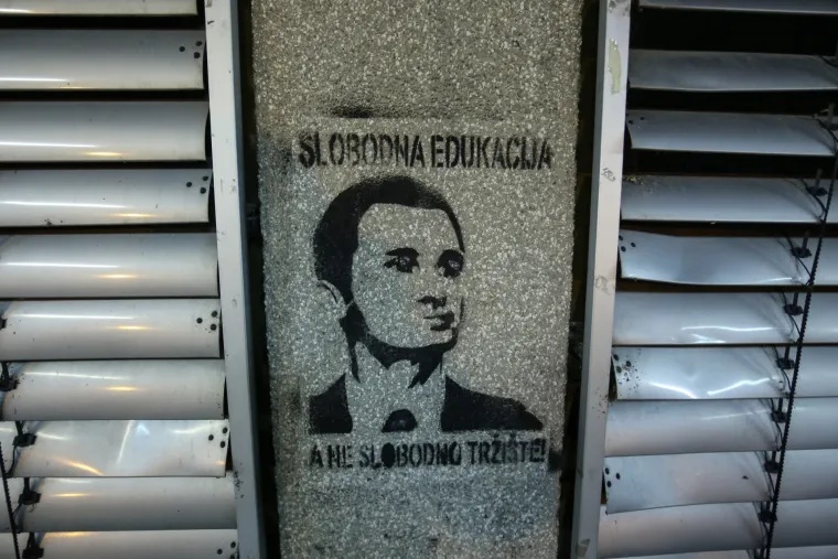 Dekan Filozofskog zaključao vrata fakulteta pa je plenum održan ispred zgrade