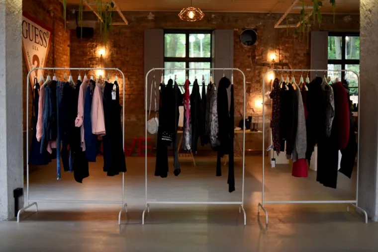 Evo kako izgleda Guessova kolekcija istočnjačkog duha u ekskluzivnom showroomu