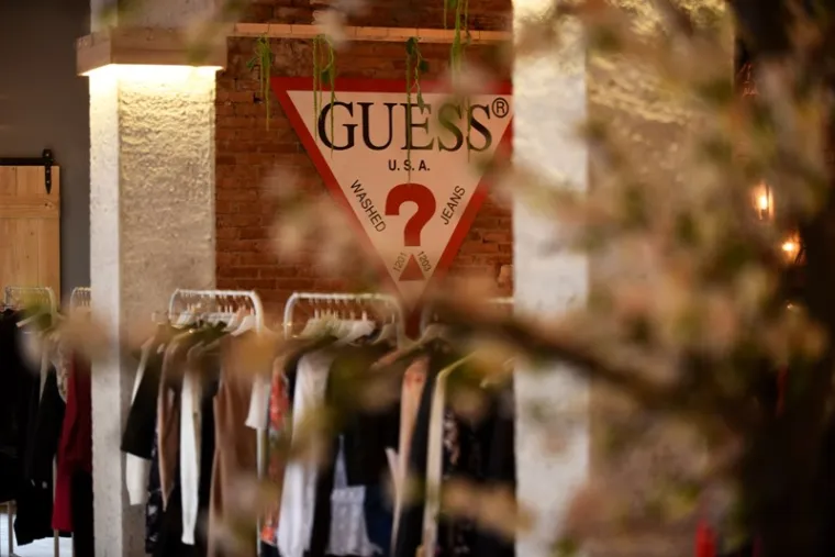 Evo kako izgleda Guessova kolekcija istočnjačkog duha u ekskluzivnom showroomu