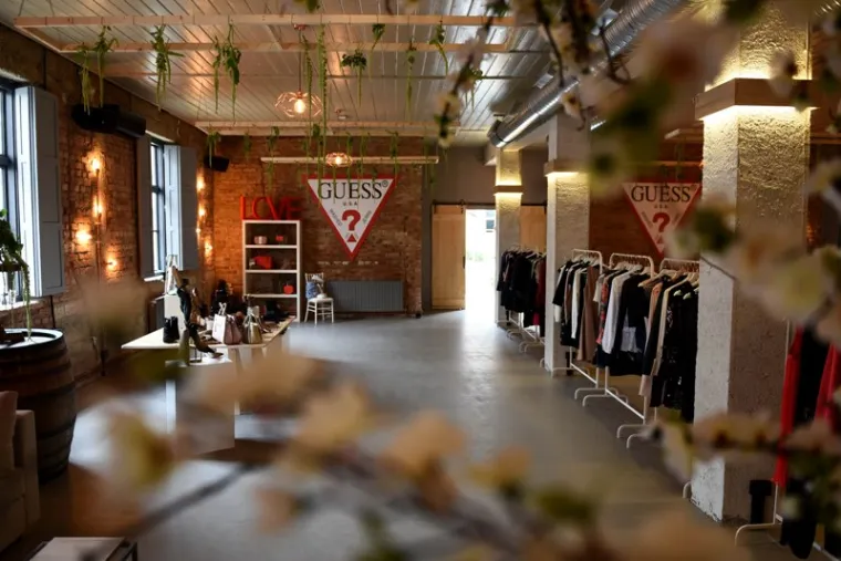 Evo kako izgleda Guessova kolekcija istočnjačkog duha u ekskluzivnom showroomu