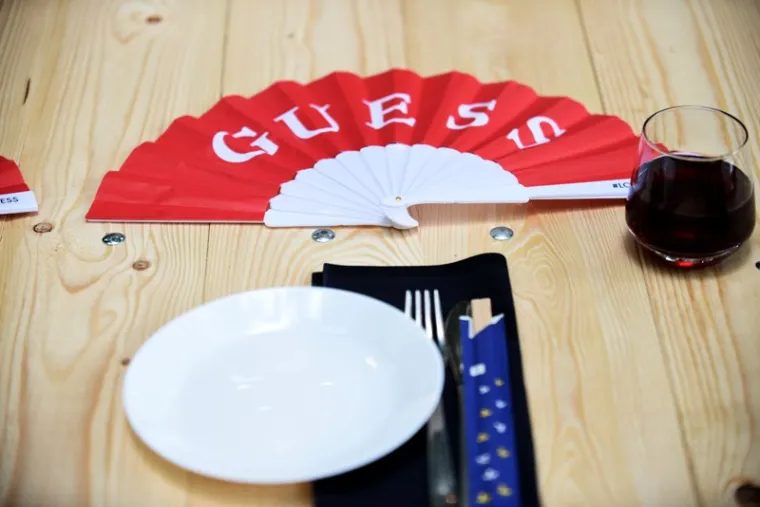 Evo kako izgleda Guessova kolekcija istočnjačkog duha u ekskluzivnom showroomu