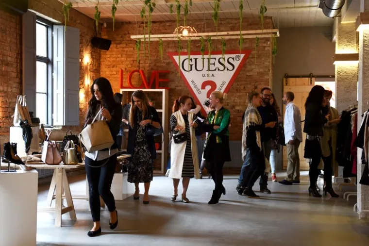 Evo kako izgleda Guessova kolekcija istočnjačkog duha u ekskluzivnom showroomu