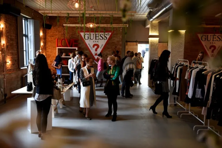 Evo kako izgleda Guessova kolekcija istočnjačkog duha u ekskluzivnom showroomu