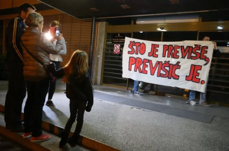 KLJUČEM I ZAŠTITARIMA PROTIV STUDENATA: Dekan zabranio ulazak na Fakultet, Plenum se održava ispred zgrade