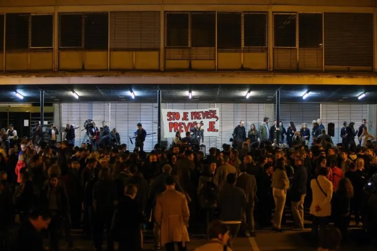 KLJUČEM I ZAŠTITARIMA PROTIV STUDENATA: Dekan zabranio ulazak na Fakultet, Plenum se održava ispred zgrade