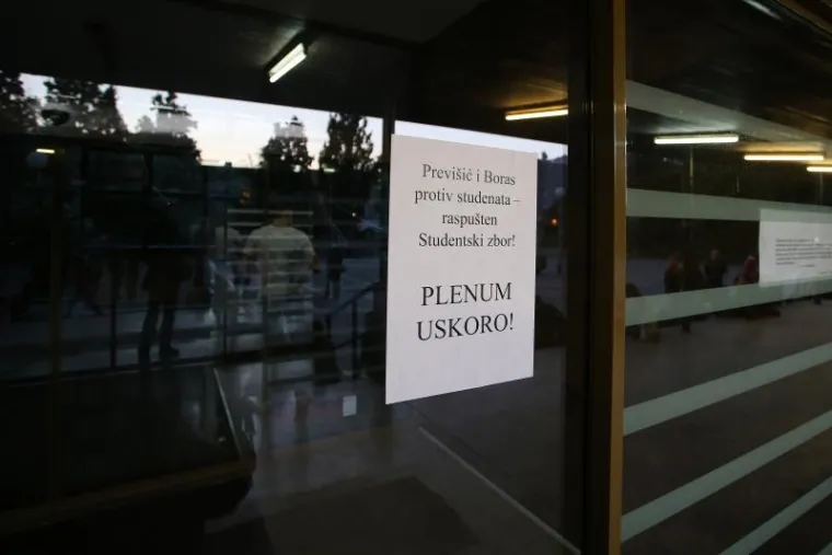 KLJUČEM I ZAŠTITARIMA PROTIV STUDENATA: Dekan zabranio ulazak na Fakultet, Plenum se održava ispred zgrade