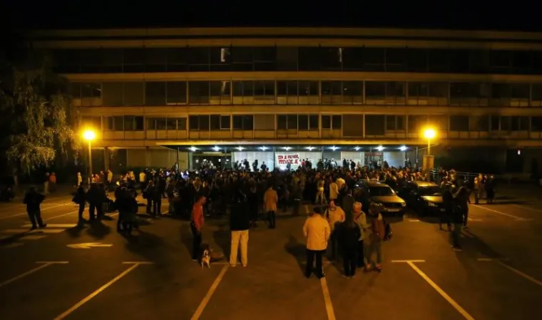 KLJUČEM I ZAŠTITARIMA PROTIV STUDENATA: Dekan zabranio ulazak na Fakultet, Plenum se održava ispred zgrade