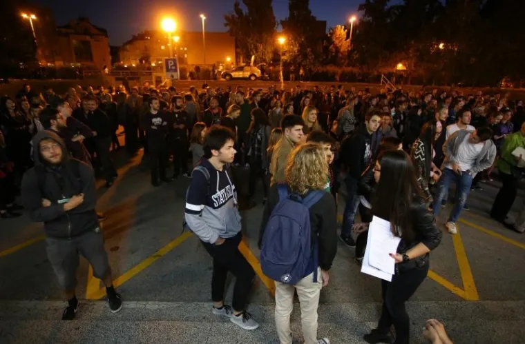 KLJUČEM I ZAŠTITARIMA PROTIV STUDENATA: Dekan zabranio ulazak na Fakultet, Plenum se održava ispred zgrade