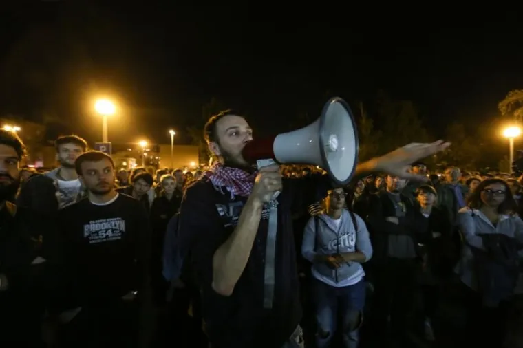 KLJUČEM I ZAŠTITARIMA PROTIV STUDENATA: Dekan zabranio ulazak na Fakultet, Plenum se održava ispred zgrade