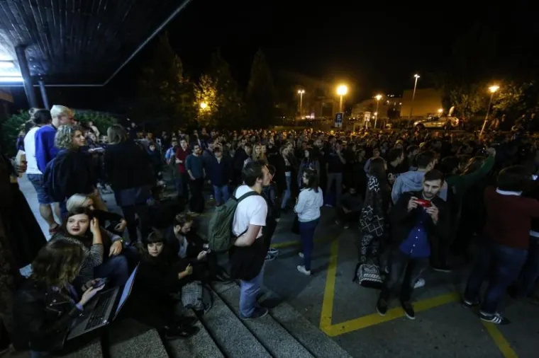 KLJUČEM I ZAŠTITARIMA PROTIV STUDENATA: Dekan zabranio ulazak na Fakultet, Plenum se održava ispred zgrade