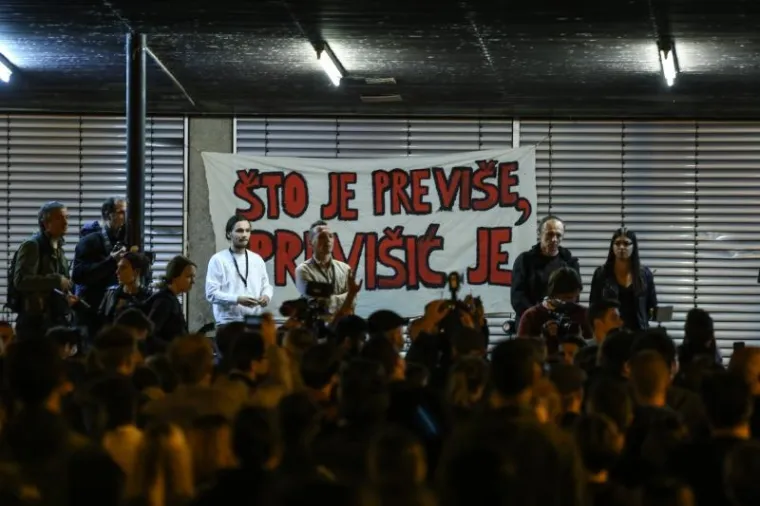 KLJUČEM I ZAŠTITARIMA PROTIV STUDENATA: Dekan zabranio ulazak na Fakultet, Plenum se održava ispred zgrade