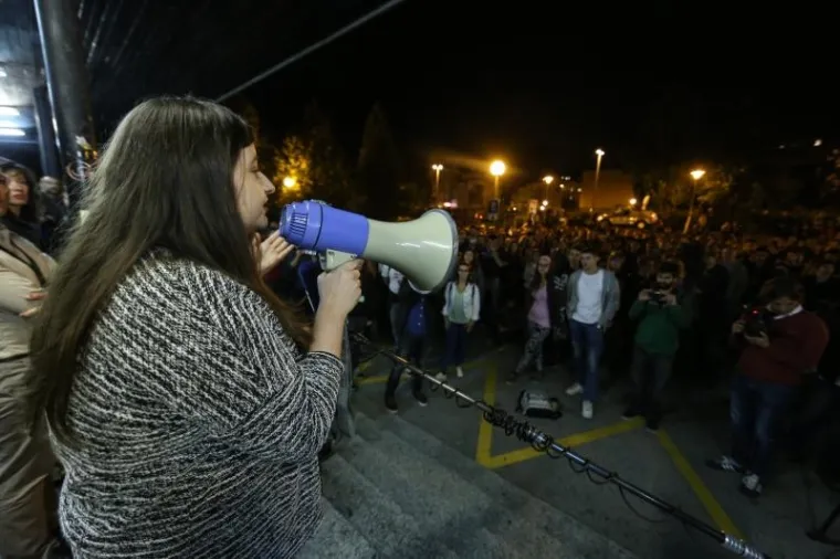 KLJUČEM I ZAŠTITARIMA PROTIV STUDENATA: Dekan zabranio ulazak na Fakultet, Plenum se održava ispred zgrade