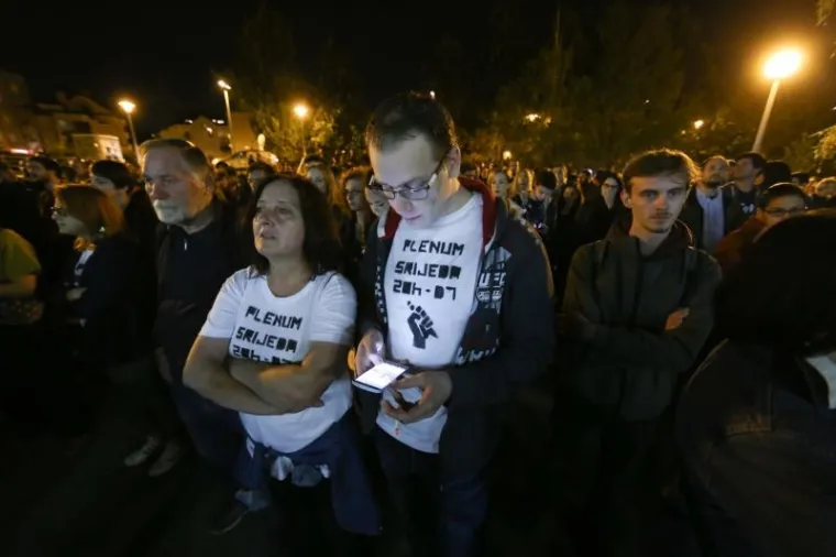 KLJUČEM I ZAŠTITARIMA PROTIV STUDENATA: Dekan zabranio ulazak na Fakultet, Plenum se održava ispred zgrade
