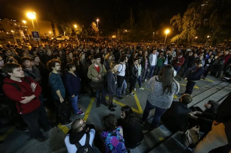 KLJUČEM I ZA&Scaron;TITARIMA PROTIV STUDENATA: Dekan zabranio ulazak na Fakultet, Plenum se održava ispred zgrade