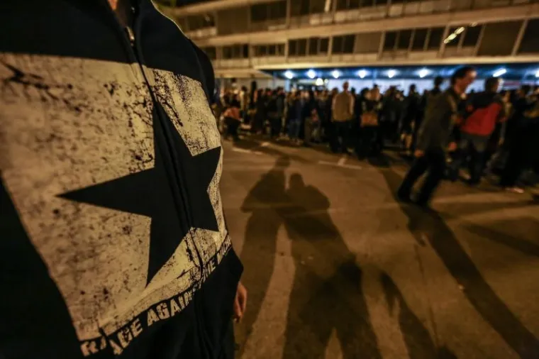 KLJUČEM I ZA&Scaron;TITARIMA PROTIV STUDENATA: Dekan zabranio ulazak na Fakultet, Plenum se održava ispred zgrade