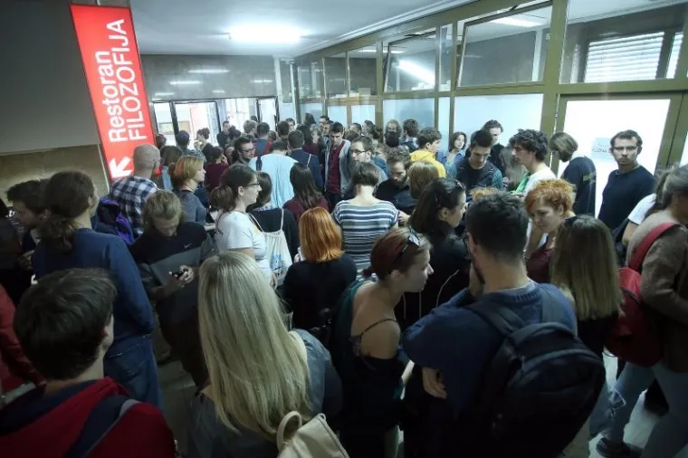 Studenti Filozofskog fakulteta nastavljaju s pružanjem otpora samovolji vodstva fakulteta i Sveučilišta u Zagrebu. Jutros je trebala biti održana sjednica Fakultetskog vijeća, no zaštitari su predstavnicima studenata zapriječili ulaz pa su profesori srušili kvorum.