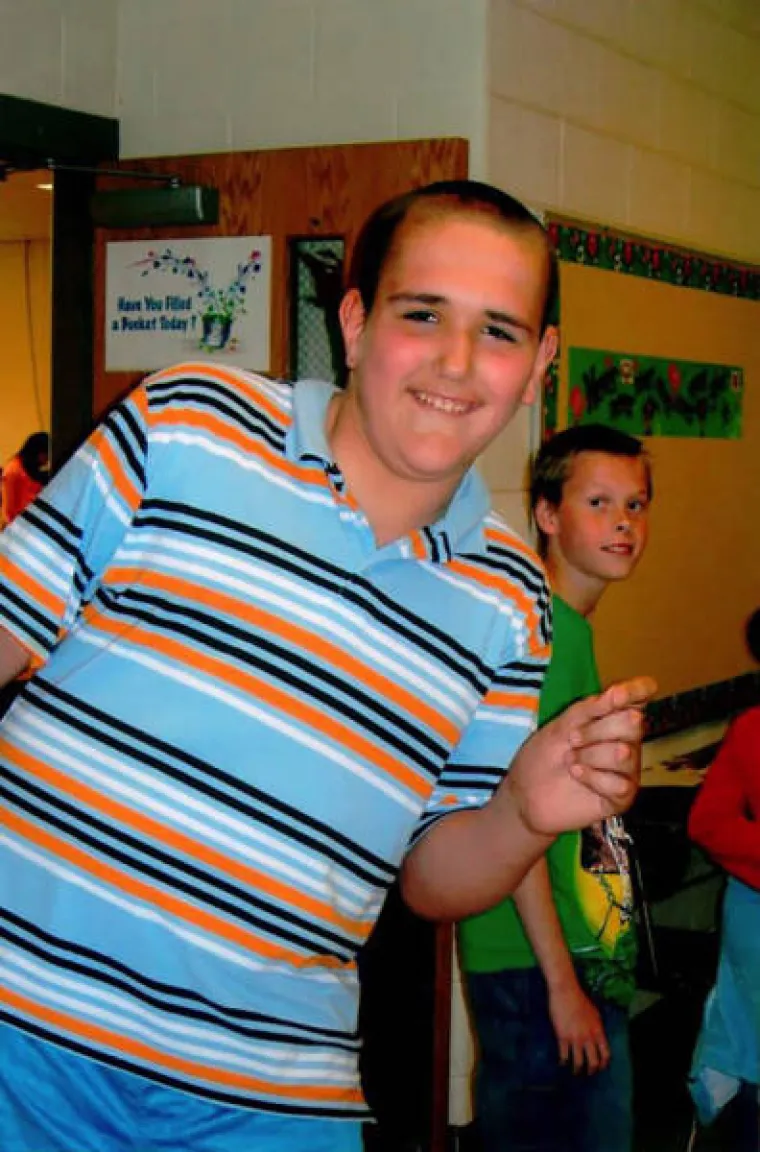 Osim što neprestano raste, Broc ima poteškoća s učenjem, problema sa srcem i kralježnicom, a kako je rođen sa samo jednim bubregom, ne smije piti lijekove protiv bolova unatoč stalnoj boli u leđima.