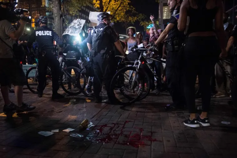 Prosvjedi u gradu Charlotteu u američkoj saveznoj državi Sjevernoj Karolini traju već drugu noć, nakon što je policajac ubio crnca. Guverner Pat McCrory proglasio je izvanredno stanje i najavio da će poslati Nacionalnu gardu.