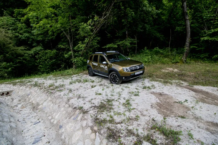 POUZDANA I JEFTINIJA OD KONKURENCIJE: Off-road vožnja u Daciji Duster URBAN Explorer je prava poslastica
