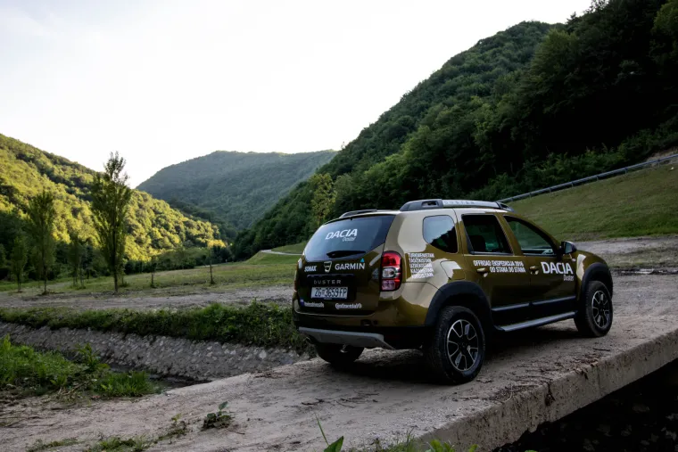 POUZDANA I JEFTINIJA OD KONKURENCIJE: Off-road vožnja u Daciji Duster URBAN Explorer je prava poslastica