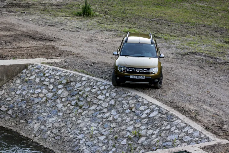 POUZDANA I JEFTINIJA OD KONKURENCIJE: Off-road vožnja u Daciji Duster URBAN Explorer je prava poslastica