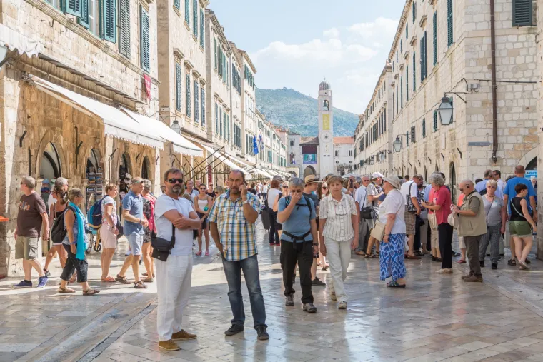 Iako je kraj rujna turisti jo&scaron; uvijek uživaju u kupanju i sunčanju