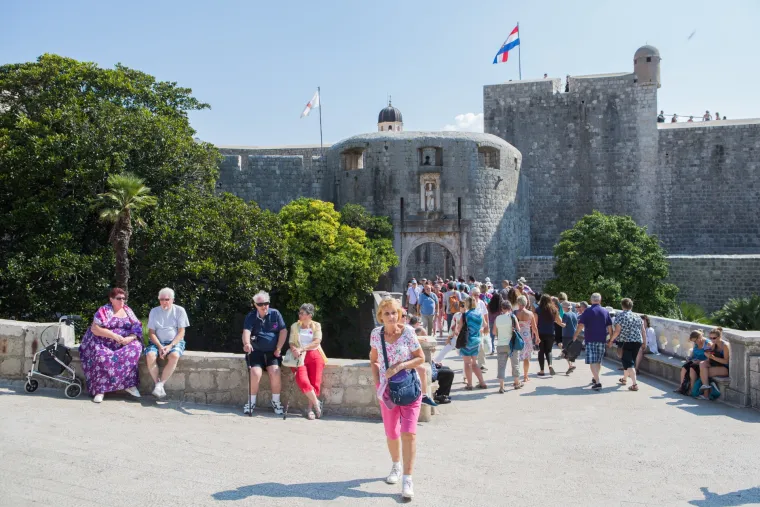 Iako je kraj rujna turisti jo&scaron; uvijek uživaju u kupanju i sunčanju