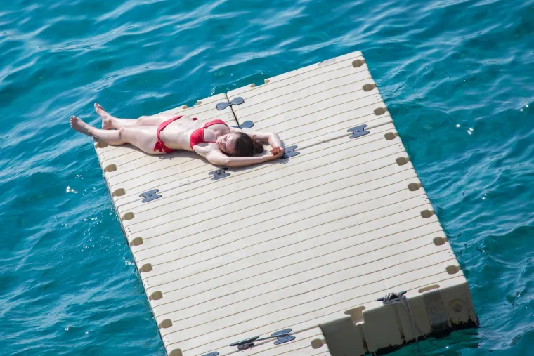Iako je kraj rujna turisti jo&scaron; uvijek uživaju u kupanju i sunčanju
