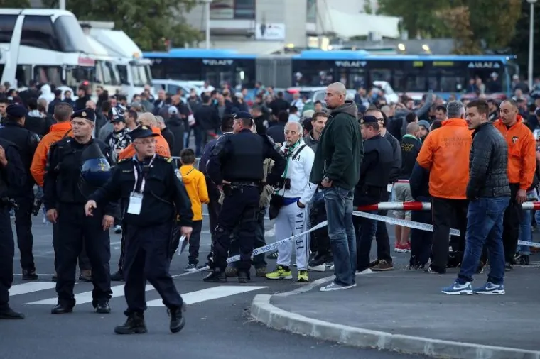 Dinamovi i Juventusovi navijači pod budnim okom policije i za&scaron;titarskih službi polako pristižu na stadion u Maksimiru koji bi večeras trebao biti ispunjen do posljednjeg mjesta.