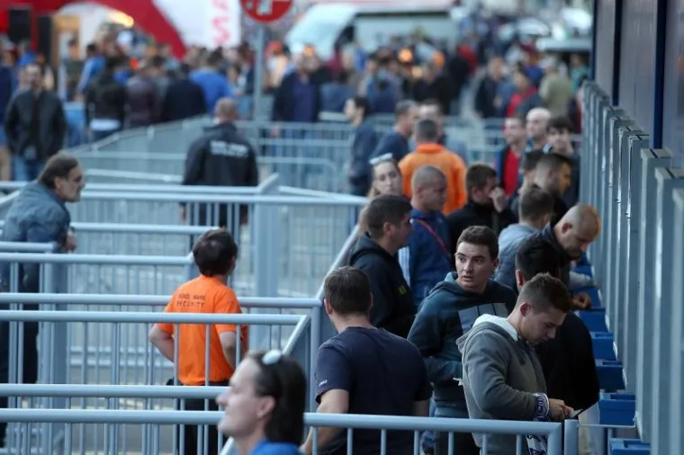 GUŽVA PRED MAKSIMIROM: Navijači napravili red na ulazu, ogromne mjere osiguranja