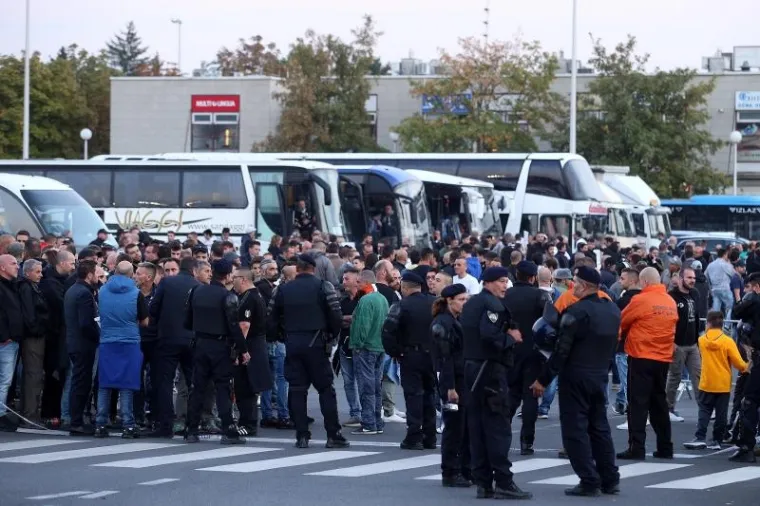 GUŽVA PRED MAKSIMIROM: Navijači napravili red na ulazu, ogromne mjere osiguranja
