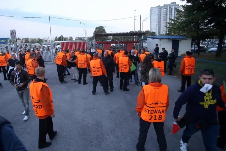 GUŽVA PRED MAKSIMIROM: Navijači napravili red na ulazu, ogromne mjere osiguranja