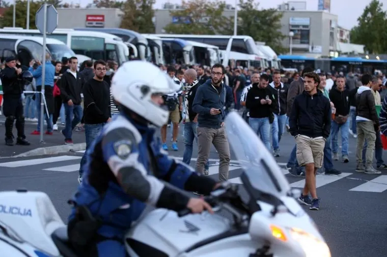 GUŽVA PRED MAKSIMIROM: Navijači napravili red na ulazu, ogromne mjere osiguranja