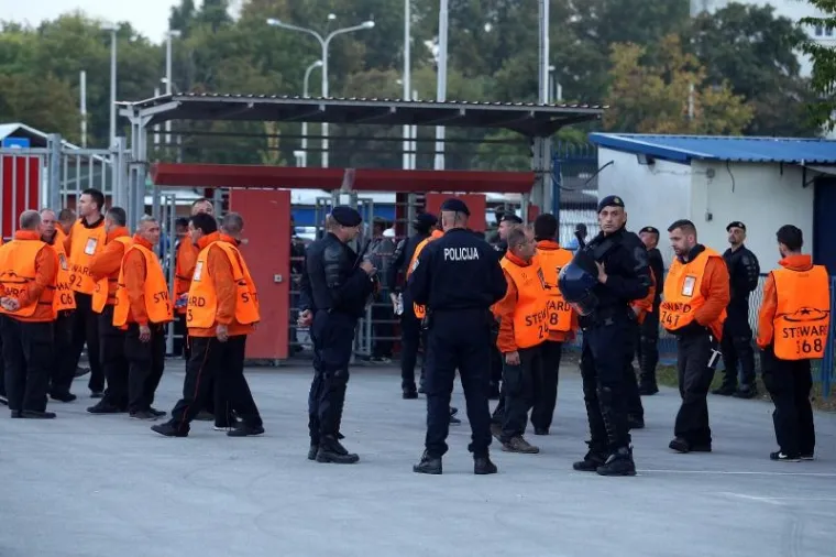 GUŽVA PRED MAKSIMIROM: Navijači napravili red na ulazu, ogromne mjere osiguranja