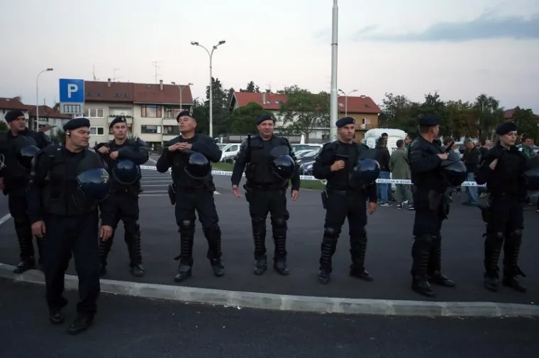 GUŽVA PRED MAKSIMIROM: Navijači napravili red na ulazu, ogromne mjere osiguranja