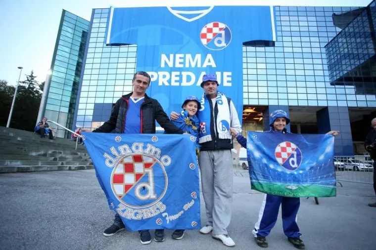 GUŽVA PRED MAKSIMIROM: Navijači napravili red na ulazu, ogromne mjere osiguranja