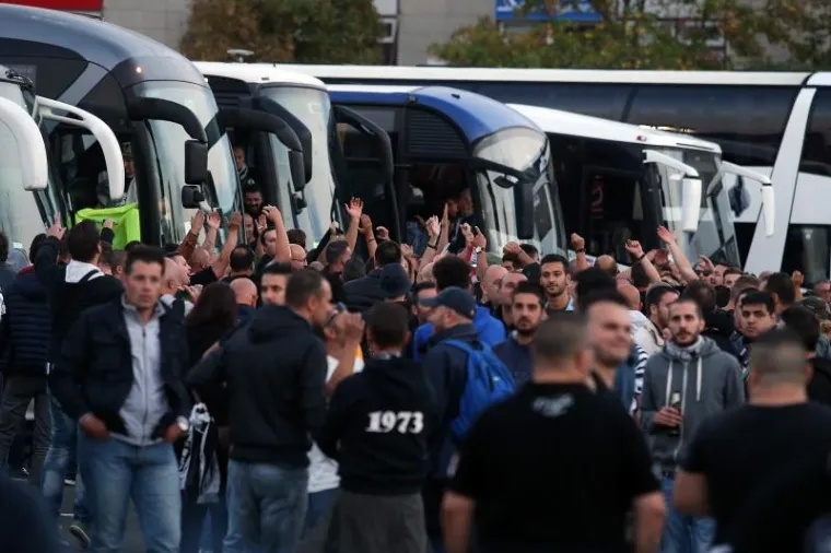 GUŽVA PRED MAKSIMIROM: Navijači napravili red na ulazu, ogromne mjere osiguranja